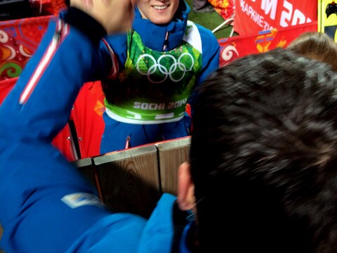 Thomas Morgenstern geeft teamarts Jürgen Barthofer een high-five.