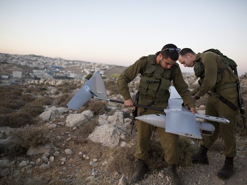 Israëlische militairen bereiden een drone voor die in de lucht zal zoeken naar de vermiste tieners