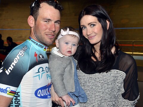 Mark Cavendish en Peta Todd psoeren met hun dochtertje Delilah Grace.