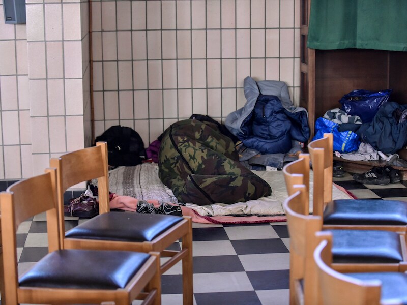 De pastoor stelde zijn kerk open voor vluchtelingen.