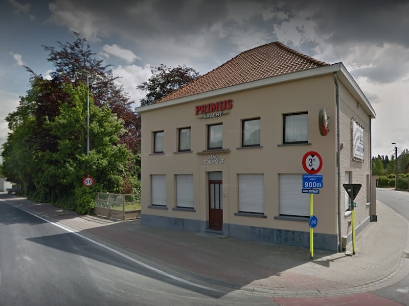De asfalteringswerking vinden plaats ter hoogte van de bocht bij Café Stad Torhout langs de Sijslostraat in Ruddervoorde.