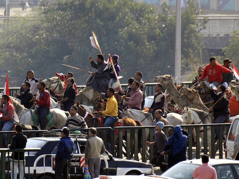 Voorstanders van Moebarak - veelal agenten in burger - gaan met paarden én kamelen demonstranten te lijf.