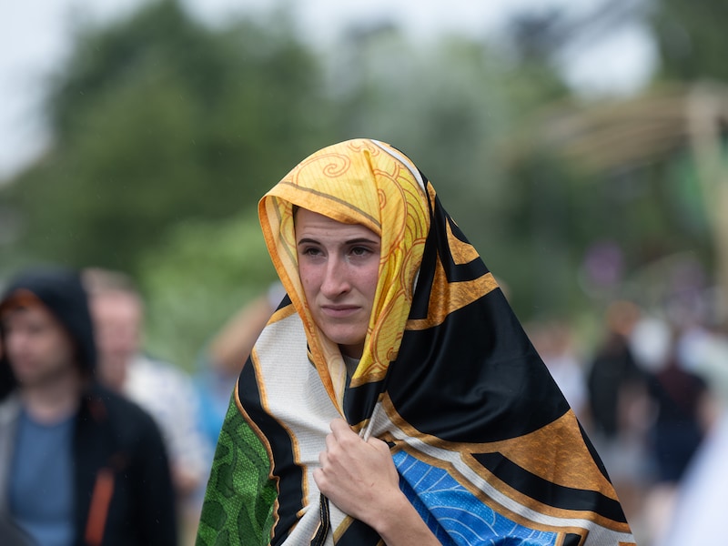Hemelsluizen gaan open boven Tomorrowland, maar deze festivalgangers blijven gewoon feesten