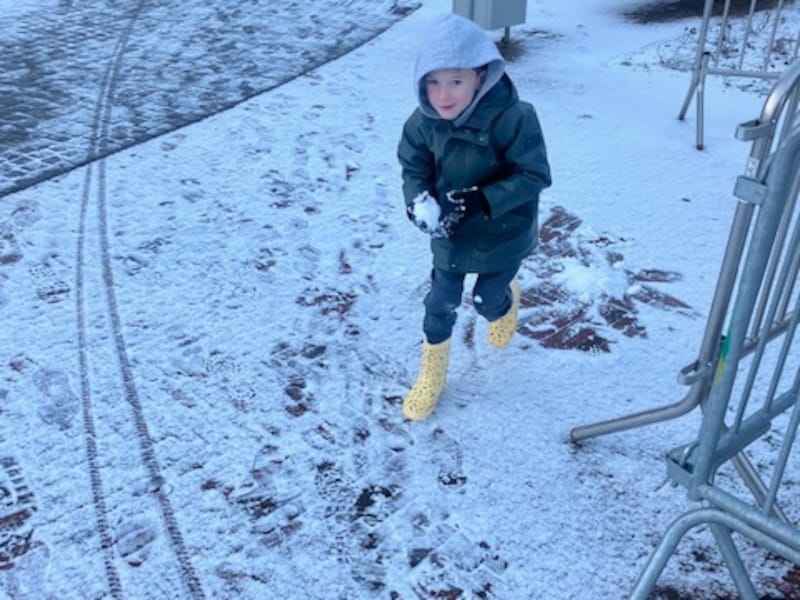 Na Kempen en Limburg krijgt nu ook Oost-Vlaanderen sneeuw: kinderen leven zich uit in Wetteren  