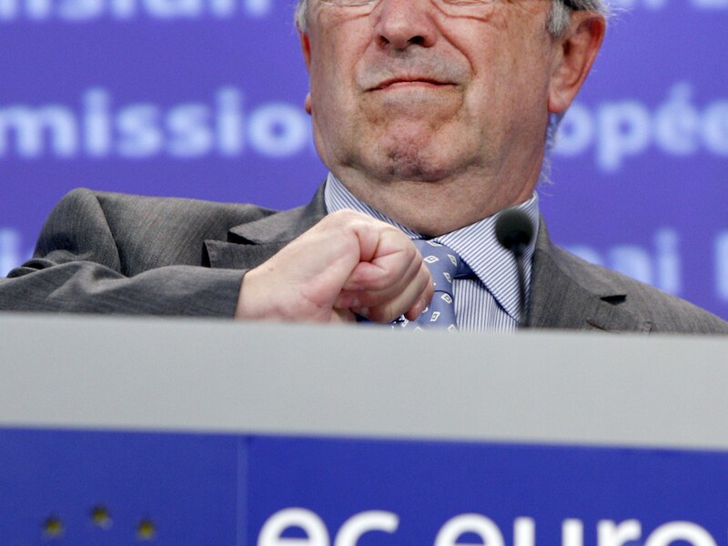 De bank zal een verregaande herstructurering moeten doorvoeren, waarschuwt eurocommissaris Joaquin Almunia.