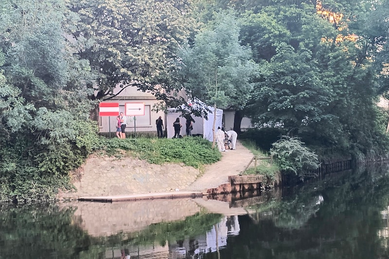 Speurders op de plek waar de 11-jarige jongen werd gevonden.