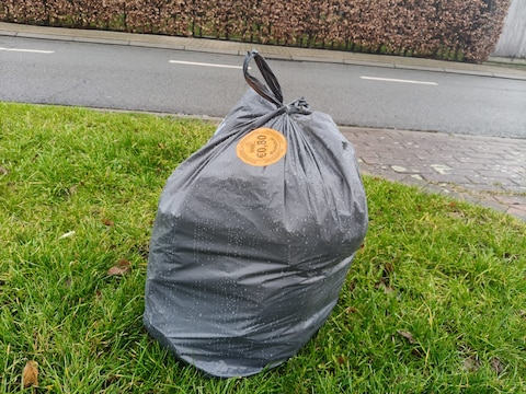 De oranje stickers zijn niet meer te koop in de stadswinkel of de deelgemeentehuizen