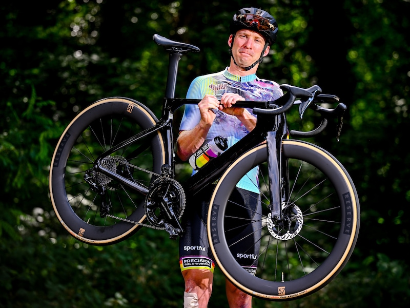 Jan Bakelants test gloednieuwe machine van Wout van Aert en Vingegaard: “Ik geef hem liever niet terug”