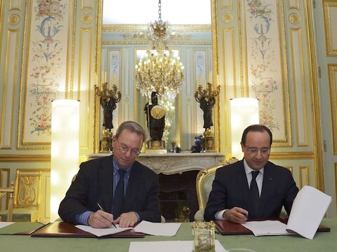 François Hollande had eerder gedreigd om een wet uit te vaardigen om Google te verplichten een deel van zijn omzet af te staan.