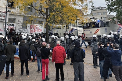 Politie verjaagt manifestanten tegen geplande uitzetting in Anderlecht met traangas en waterkanon