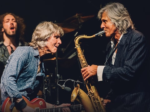 The Dire Straits Experience wordt aangevoerd door de originele saxofonist van Dire Straits: Chris White.