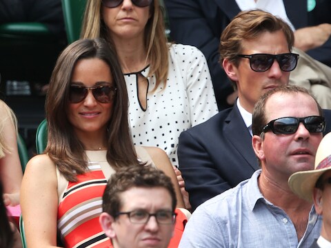 Pippa met haar vriendje (R) in de tribunes van Wimbledon.