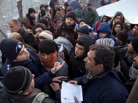Vluchtelingen bij de grens bij Idomeni.
