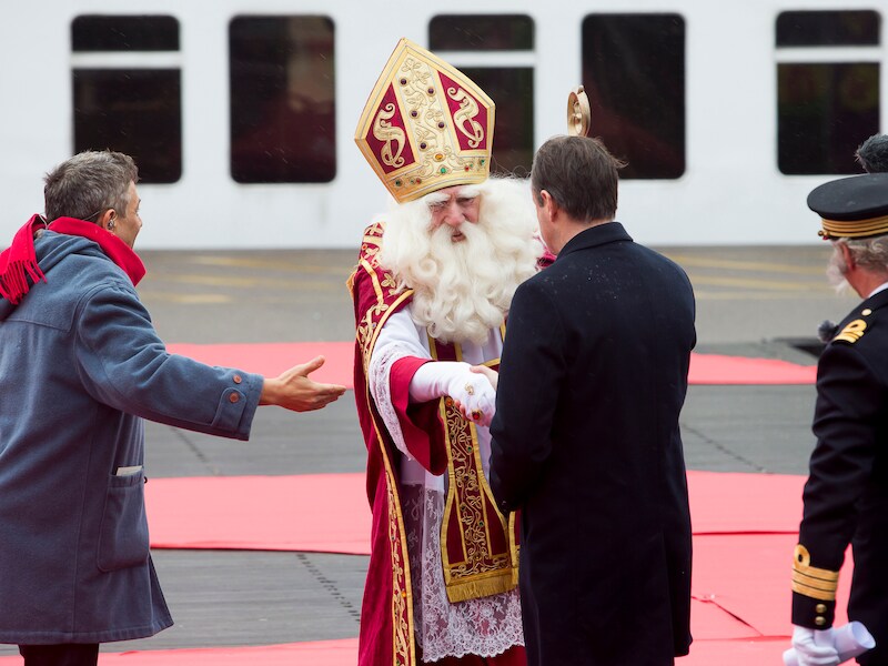 Burgemeester Bart De Wever (N-VA) verwelkomt Sinterklaas in Antwerpen.