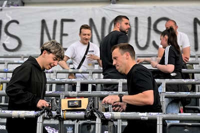 Na de ‘pitjesbak’ nu een spelletje tafelvoetbal: Anderlecht-fans voeren opnieuw ludiek protest