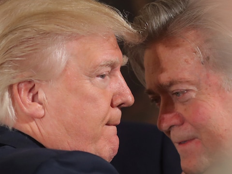President Donald Trump en zijn adviseur Steve Bannon, oprichter van de extreemrechtse nieuwssite Breitbart News. Bannon krijgt een vast zitje in de Nationale Veiligheidsraad. De stafchef en het hoofd van de inlichtingendiensten moesten plaats ruimen voor Bannon.