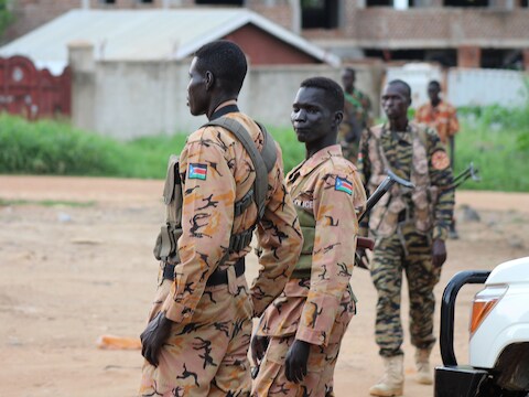 Zuid-Soedanese politieagenten en soldaten in Juba.