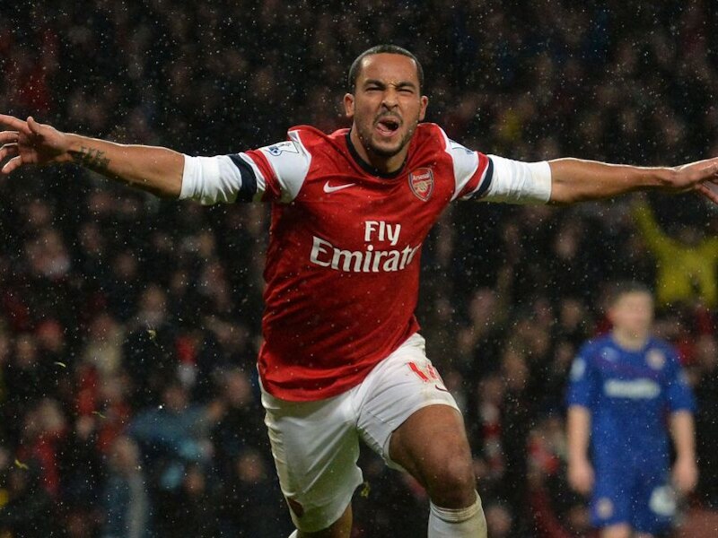 Theo Walcott juicht na de 2-0 in de blessuretijd.