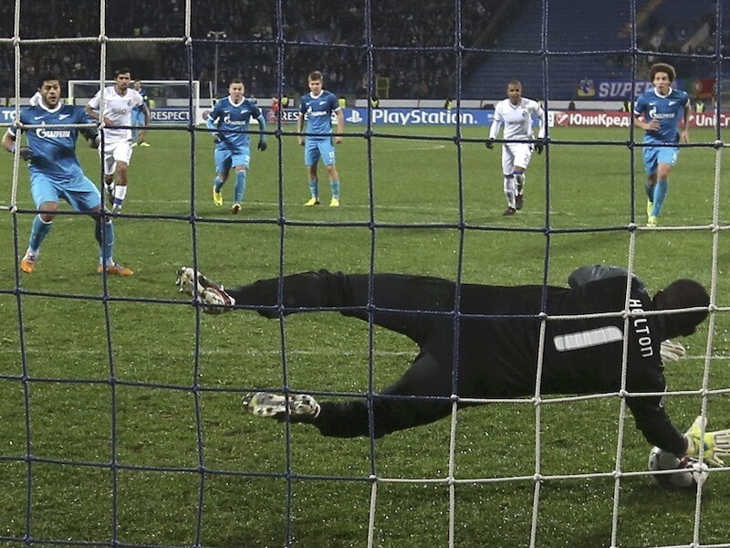 Helton keert de penalty van Hulk.
