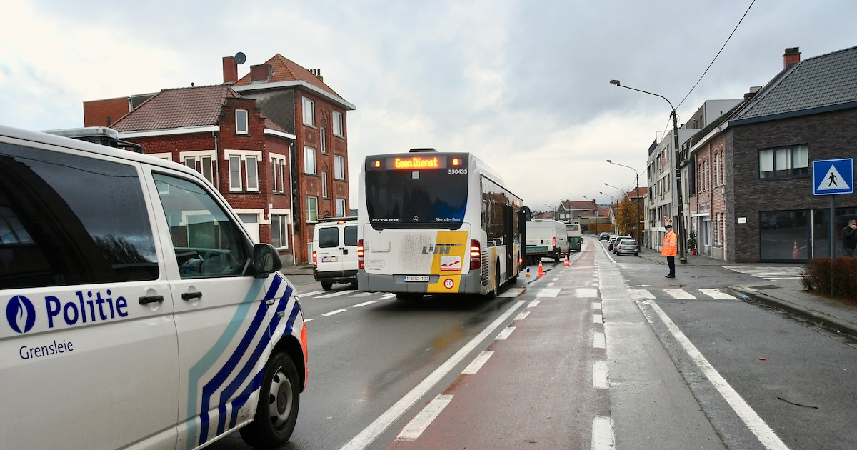 Automobilist (23) rijdt onder invloed voetgangster (80) aan in Menen en ...
