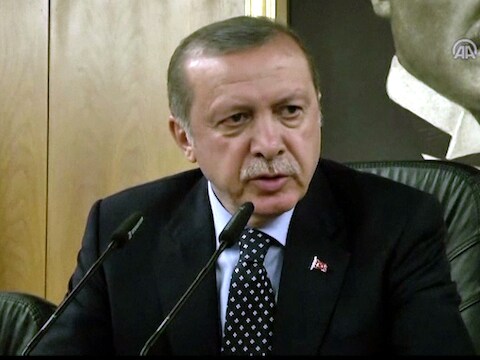 President Erdogan gaf vanochtend een persconferentie in Istanboel. In Turkije en daarbuiten verspreidt zich de theorie dat het leger Erdogan niet poogde te vatten omdat de coup door hemzelf zou in scène gezet zijn.