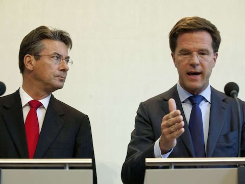 Vicepremier Maxime Verhagen (CDA) en premier Mark Rutte (VVD) leggen op een persconferentie uit dat Nederland naar verkiezingen toe gaat.