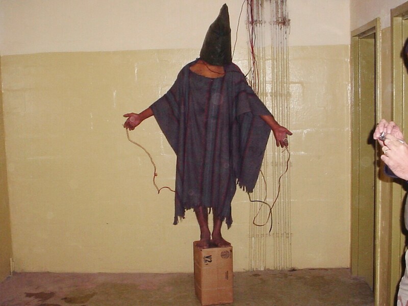 Het is deze maand twintig jaar geleden dat de foto’s gepubliceerd werden van gevangenen in Abu Ghraib die vernederd werden door Amerikaanse militairen. Dit is een van de beelden.