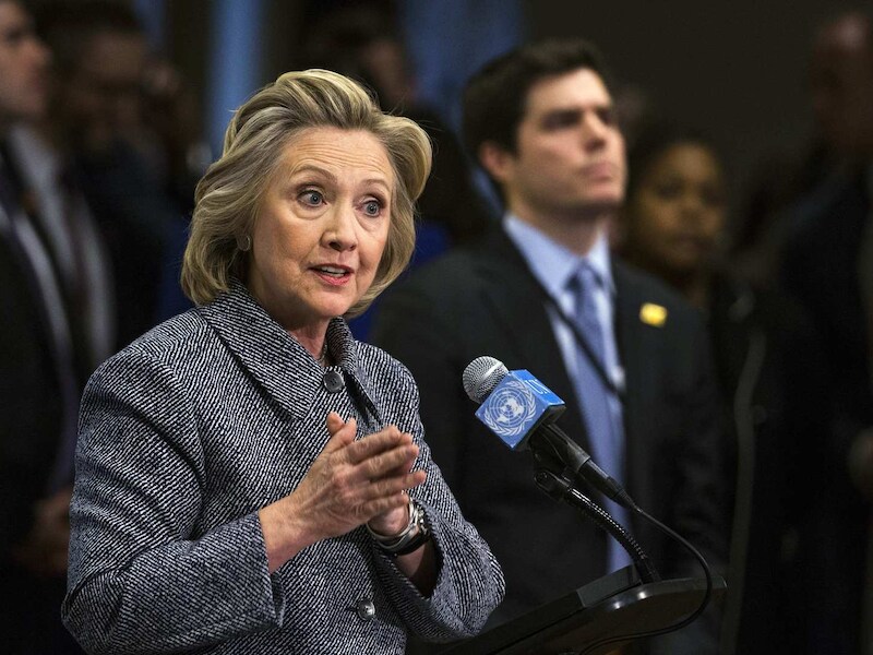 Hillary Clinton tijdens de persconferentie over haar privémails.