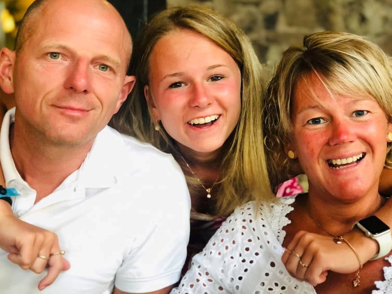 Luna met haar mama Libby (45) en papa Pascal (49).