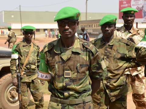 Soldaten van de internationaal gesteunde missie Misca voor het vliegveld van Bangui.