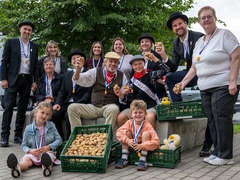 Feestcommissie pakt weer duizend aardappeltjes in: “Helemaal klaar voor Septemberkermis en Gouden Patattenworp”