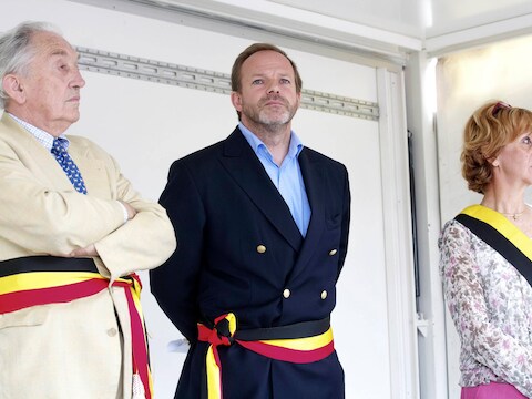 De niet-benoemde burgemeester van Linkebeek Damien Thiery (midden) naast Francois Van Hoobrouck (Wezembeek-Oppem) en Veronique Caprasse (Kraainem)