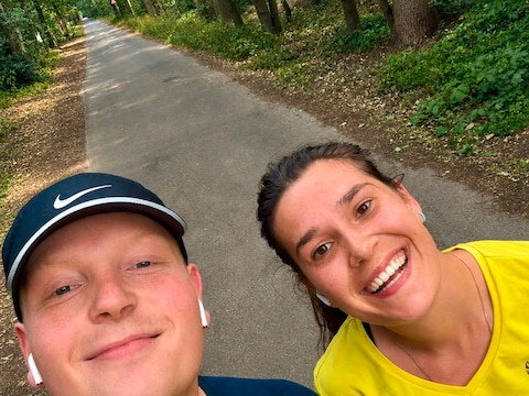 Claudine Stigter Van Thillo met haar vriend Jasper Vroegrijk tijdens een loopsessie voor het goede doel.