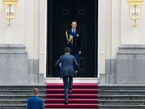 Mark Rutte arriveert op het koninklijk paleis.