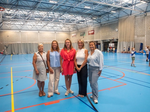 Nieuwe vloer in Sporthal De Kluize voorgesteld door schepenen Mia Waterloos, Louise Van Hoorde, het AGB en sportfunctionarissen.
