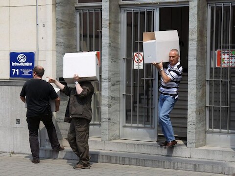 Operatie Kelk: Speurders namen op 24 juni onder meer dossiers van de commissie-Adriaenssens in beslag.