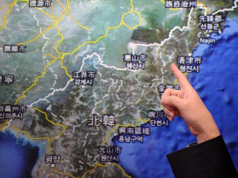Een medewerker van het Seismologisch Centrum van Taiwan duidt de plaats aan waar de aardbeving ontstond.