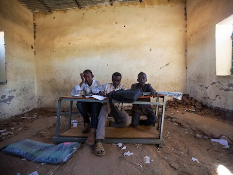 Archieffoto: kinderen in een geïmproviseerd lokaal in Labado in Soedan.