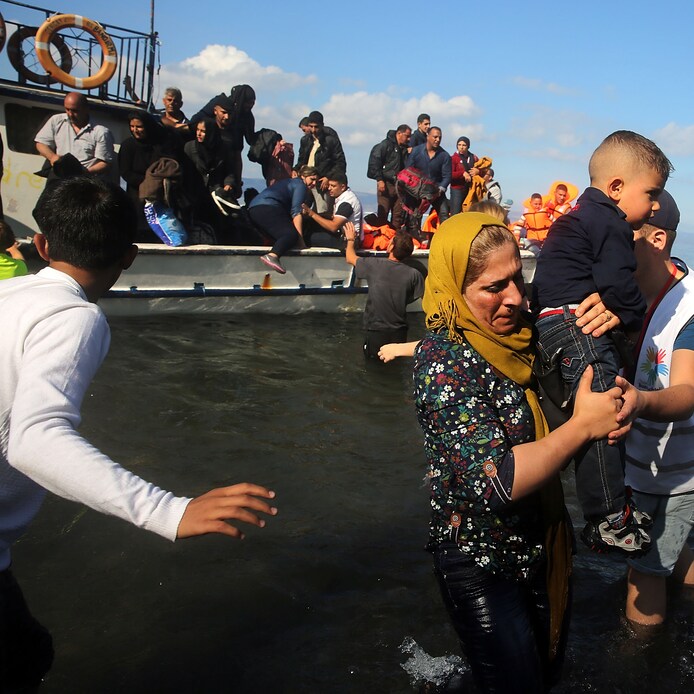 Syrische en Iraakse vluchtelingen komen aan op het Griekse eiland Lesbos. De VN-hoogcommissaris voor de mensenrechten Zeid Ra'ad Al Hussein uit kritiek op het gebruik van ontmenselijkende taal in het vluchtelingendebat.