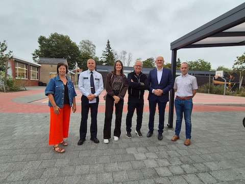 Schooldirecteur Elke Hermans (links) met gedeputeerde Laura Olaerts (N-VA), burgemeester Alain Yzermans (Vooruit) en gouverneur Jos Lantmeeters. 