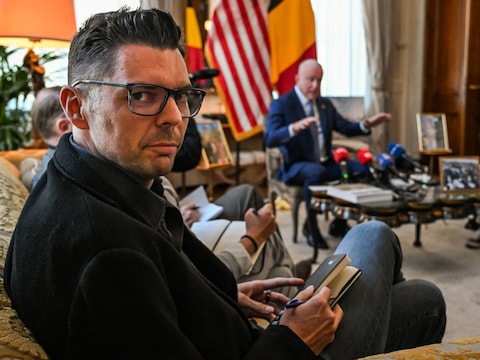 Na een half jaar als diplomatieke vertegenwoordiger van de VS nodigde Bill White de Belgische pers uit voor een gesprek. Onze man nam plaats op de sofa.