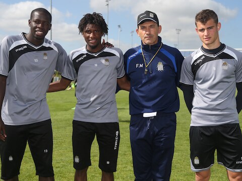 Christophe Diandy, Clinton Mata en Robin Leemans omringen Charleroi-coach Felice Mazzu.