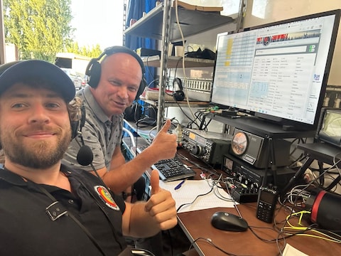 Tijdens de Velddag worden antennes, radioapparatuur, bekabeling en een eigen stroomvoorziening ter plaatse geïnstalleerd.
