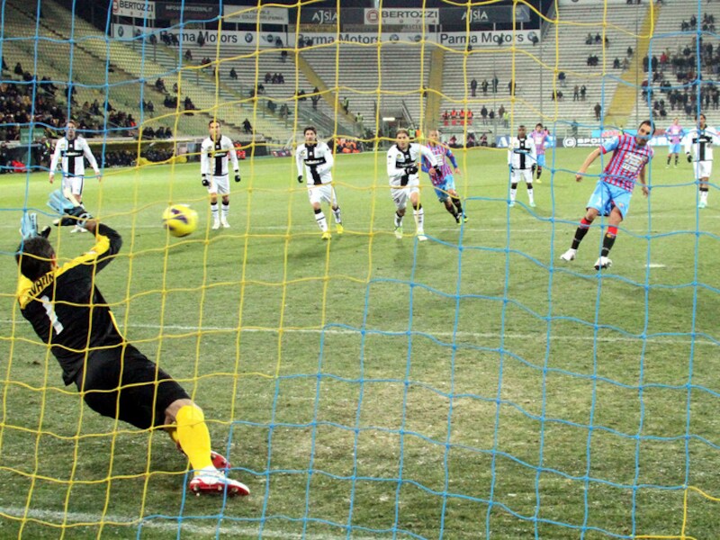 Catania-speler Lodi vloert Parma-goalie Pavarini.