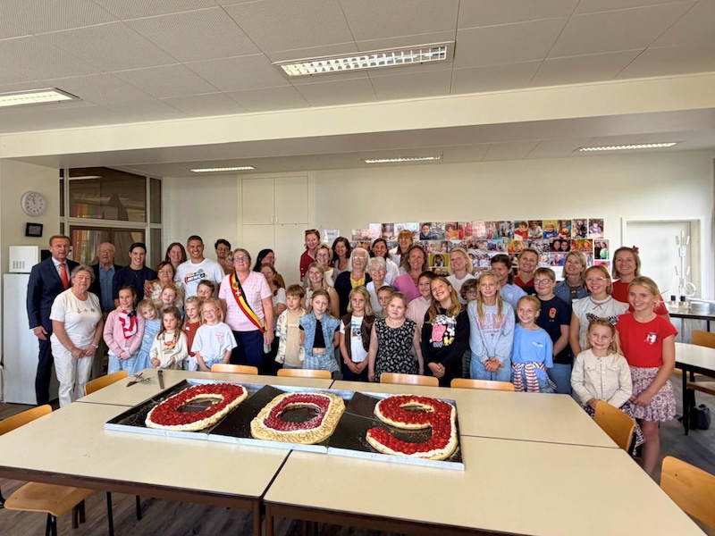 Basisschool De Toekomst viert 600ste editie van schoolkrant INFO met reuzetaart