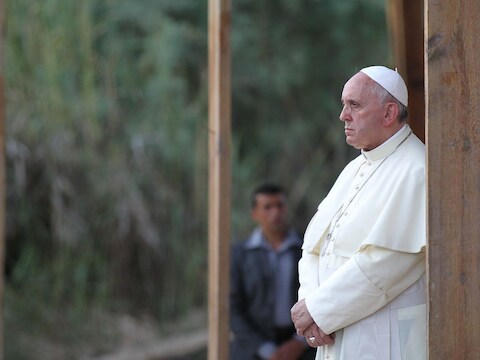 Paus Franciscus kijkt uit over de rivier de Jordaan bij zijn bezoek aan Jordanië
