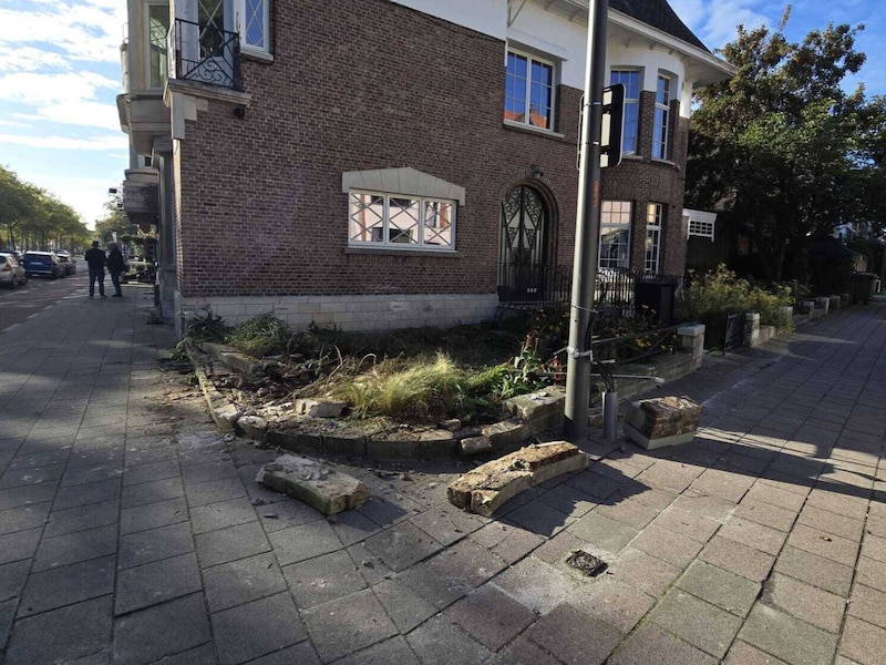 Een man belandde met een gestolen wagen in deze voortuin in Berchem.