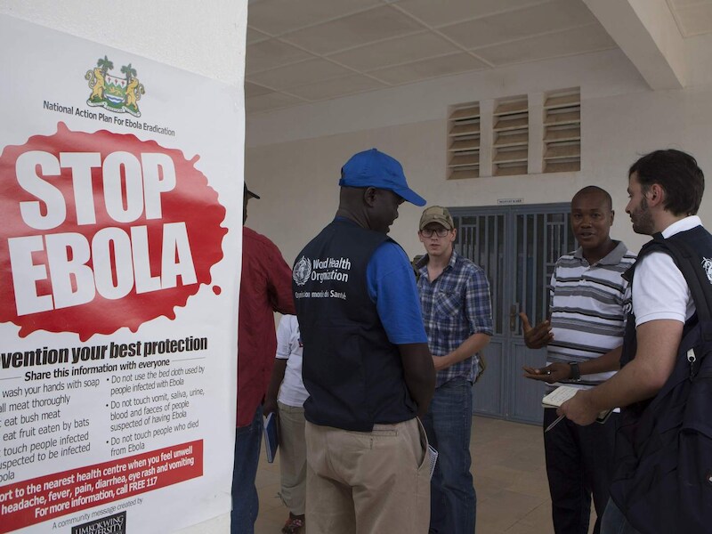 Medewerkers van de Wereldgezondheidsorganisatie en gezondheidswerkers bij een van de hospitalen in Sierra Leone.