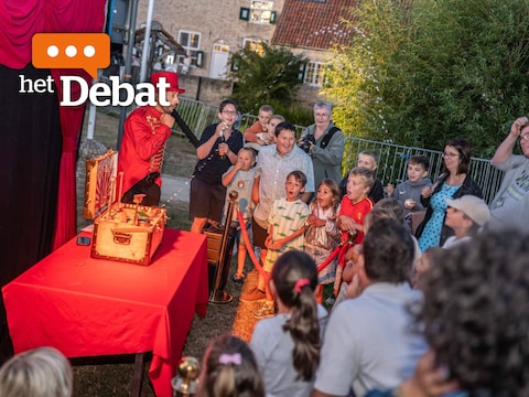 Een beeld van tijdens Alveringem Avenue op 7 augustus: de kinderen kijken en luisteren met open mond.