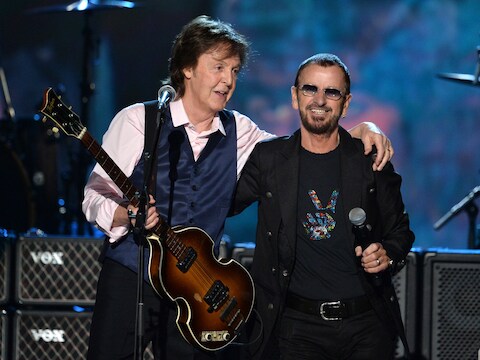Paul McCartney en Ringo Starr, als twee overgebleven Beatles nog steeds dikke vrienden en vol aan de bak met muziek.